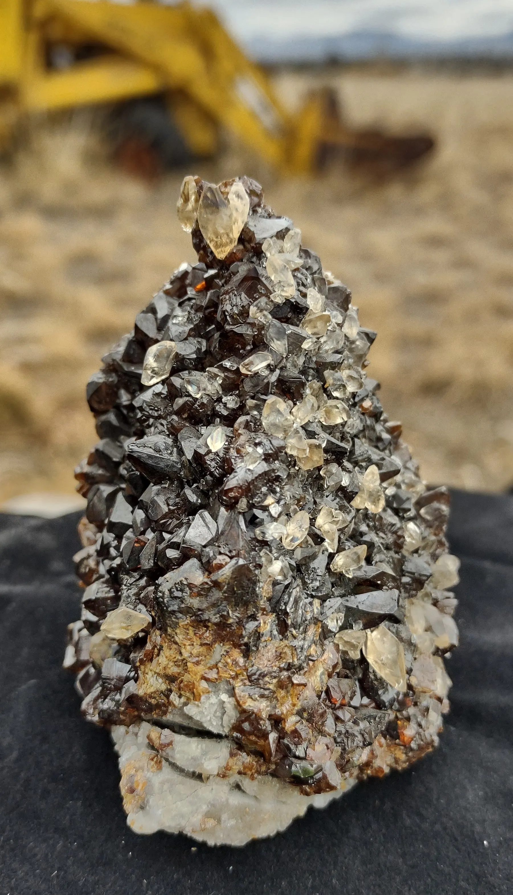 213.2 G SPHALERITE AND CALCITE CRYSTALS ON DOLOMITE