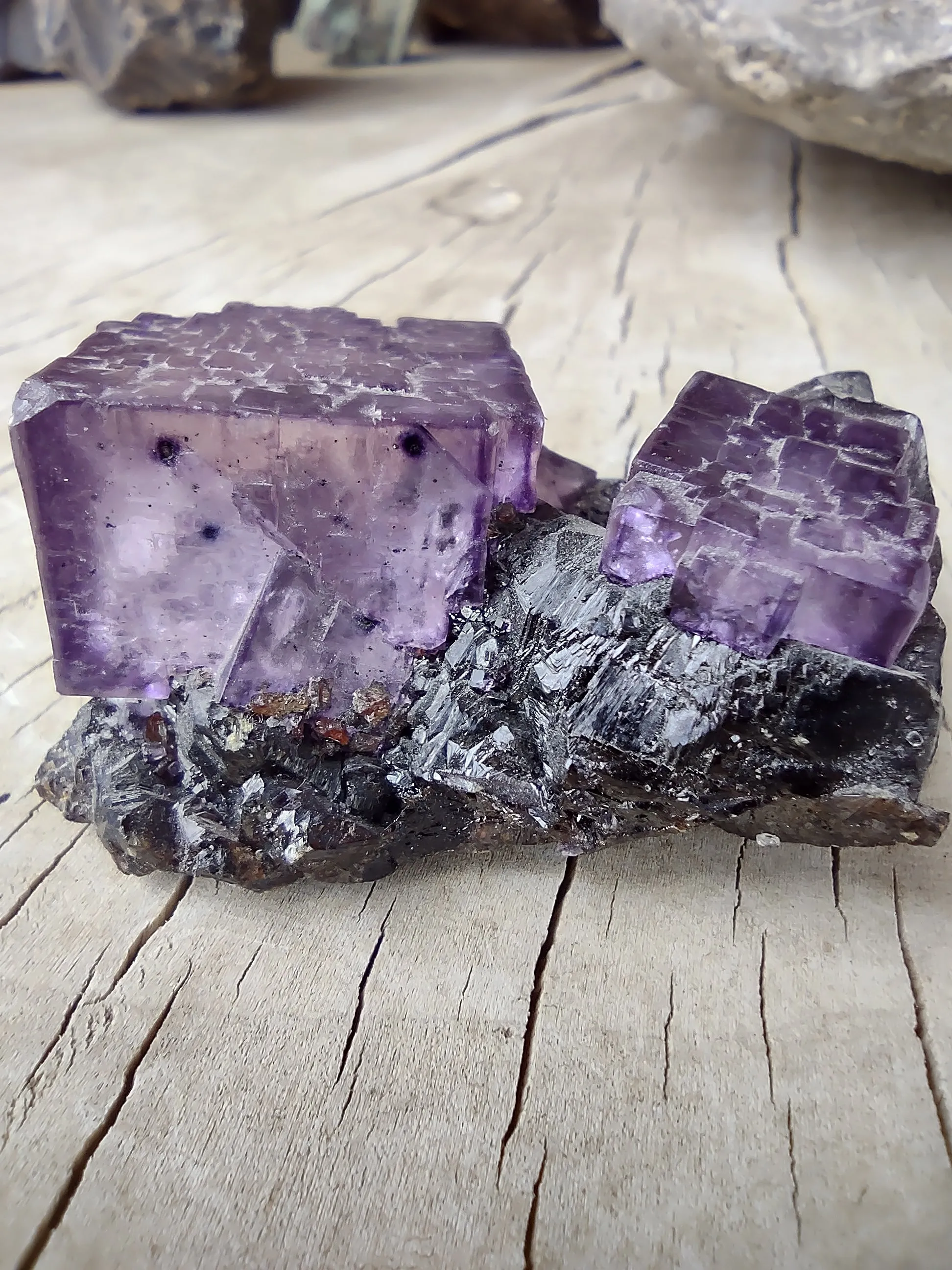 85.4 G BEAUTIFUL PURPLE FLUORITE SPECIMEN