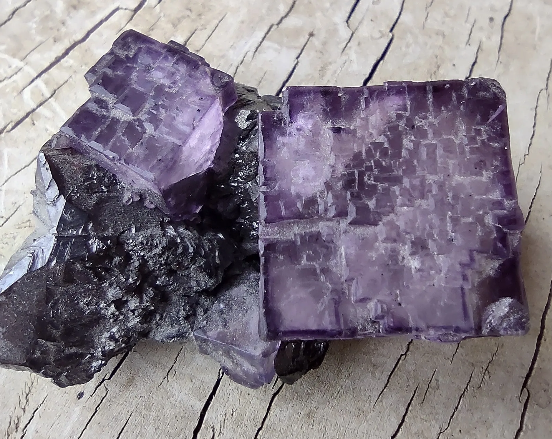 85.4 G BEAUTIFUL PURPLE FLUORITE SPECIMEN