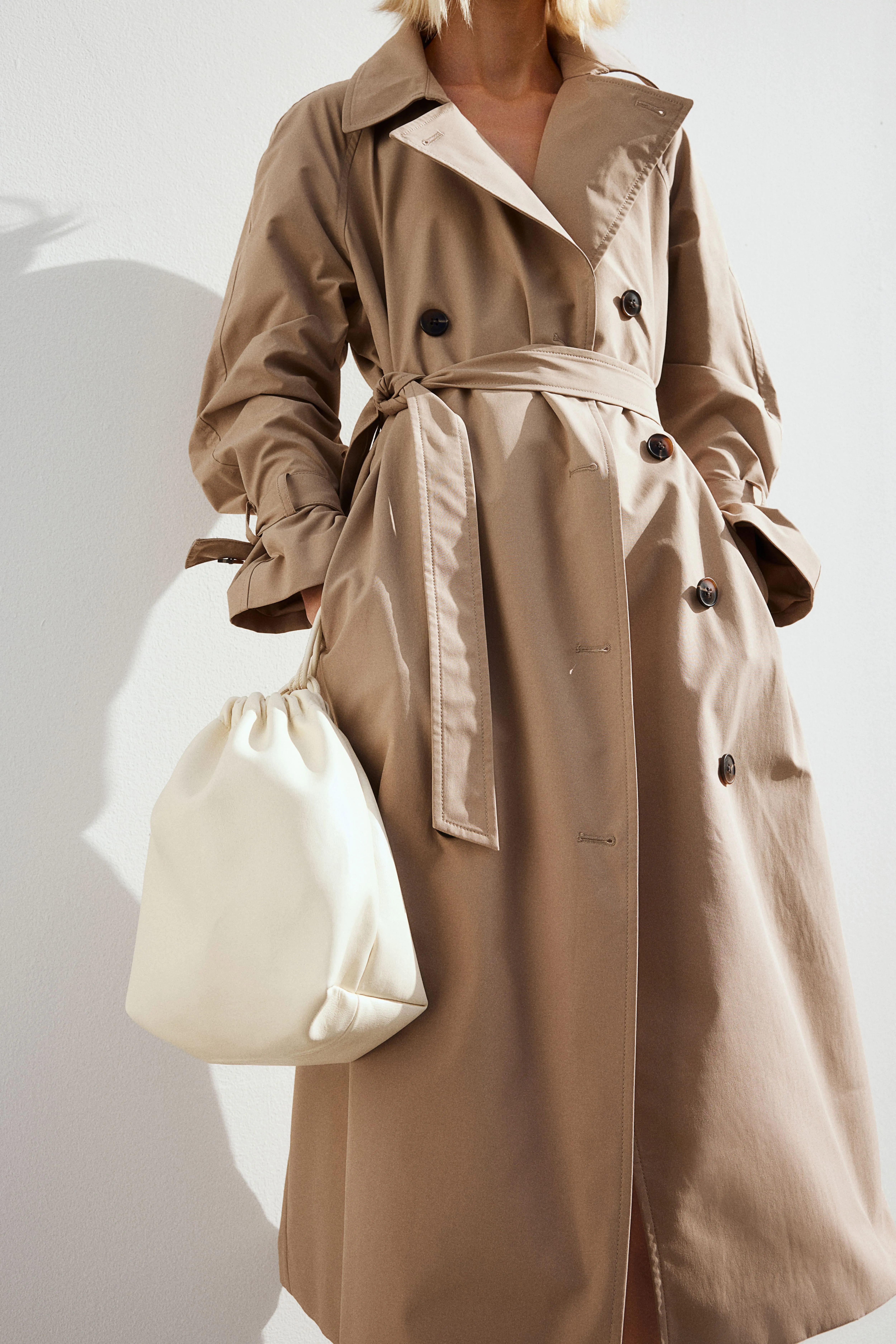 Double-breasted trenchcoat - V-neck - Long sleeve - Beige - Ladies | H&M GB