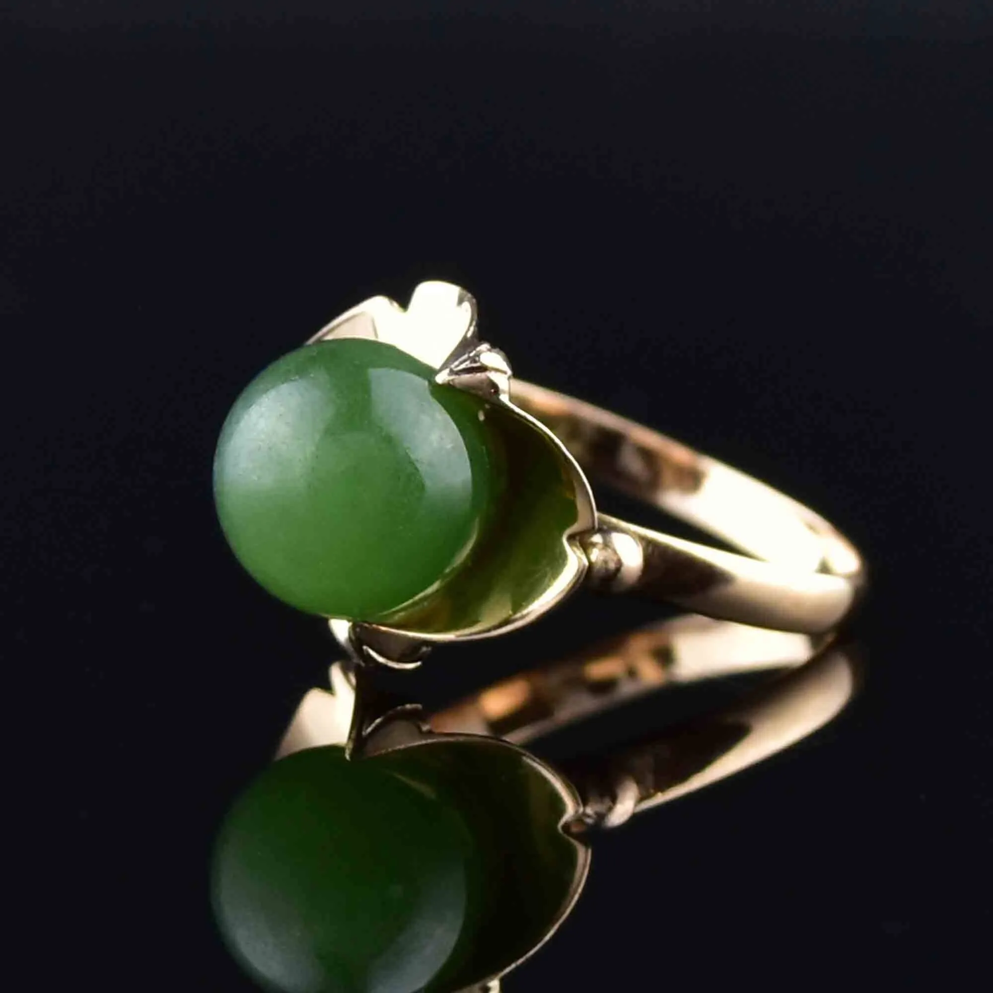 Vintage 18K Gold Buttercup Jade Ball Ring